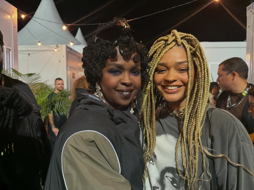 Eu sou muito fã da @mslaurynhill e curti muito o grupo, junto com @wyclefjean no Fugees na minha adolescência. 
É lindo curtir um show com músicas que fazem parte da sua história e com artistas que se tornaram grandes referências musicais. É lindo ver os filhos de Lauryn(@zionmarleyofficial e @ygmarley ) seguindo o legado do meu outro grande ídolo musical Bob Marley. 
Um show que nos traz essa sensação de perrencimento e orgulho da cultura negra. 

Esse é o terceiro show que eu assisto, é sempre  incrível mas essa noite teve um sabor especial porque pude estar com ela. Foi mágico e emocionante. Minha perna ficou bamba e depois eu transbordei em lágrimas por esse momento inesquecível. 
Obrigada @cseventos pela honra do convite e meu amigo @pretozeze por sempre me fortalecer. 
Parabéns pelas iniciativas @glblctznbrasil! Que inspirem muitas mais outras! Precisamos e é urgente!

Obrigada pela entrega, @mslaurynhill 🌎❤️🙌🏾