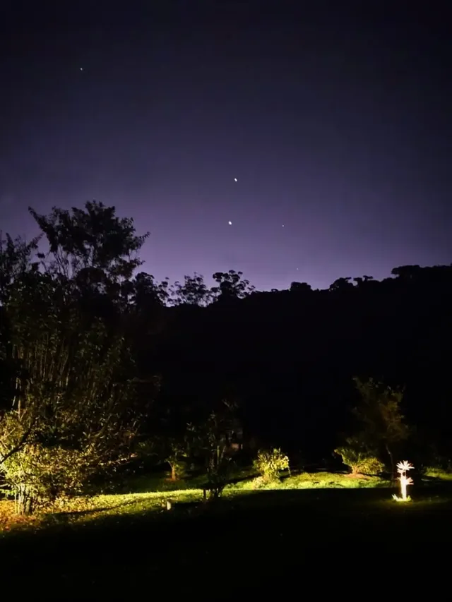 No céu, Vênus e Júpiter, a pequena benéfica e o grande benefício, seguem de mãos dadas, no signo de Câncer. Quando isso acontece, os deuses abençoam o romance, a maternidade, a família e o sentimento de pertença. Nessas horas, pede-se, agradece-se, contempla-se...Essa é uma das configurações que marca a semana que vai começar. Nos vemos amanhã para falarmos sobre a PREVISÃO SEMANAL. Foto da amiga Dolores, aqui em Teresópolis!Boa noite a todos!Amanhã estarei de volta... Aline Maccari @aastrologa by @aastrologa