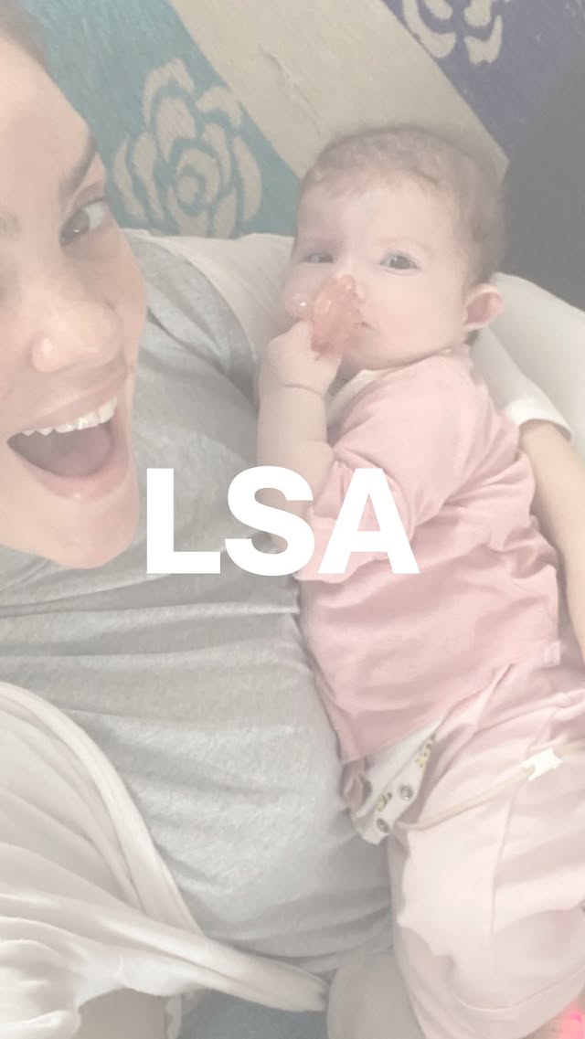 LSA (LENGUA DE SEÑAS) - PARTE FUNDAMENTAL DE NUESTRA COMUNICACION ❤️Algunos quizás lo saben y otros quizás no. Por su traqueostomía Abril no puede hablar con su voz, (por ahora) así que si bien escucha y comprende con audífonos , desde muy chiquita empezamos a incorporar lengua de señas.No como un “plan B”.Como un puente.Como una forma de darle herramientas para decir, pedir, elegir, expresar y estar en el mundo. HOY LSA ES SU VOZ y me encanta cuando puede compartirla con el mundo Por eso espacios como Villasoles LSA nos importan tanto 🧡Porque la comunicación no es un lujo.Es un derecho. @villasoleslsa nuestro puente de amor HOY Y SIEMPRE by @macapazok