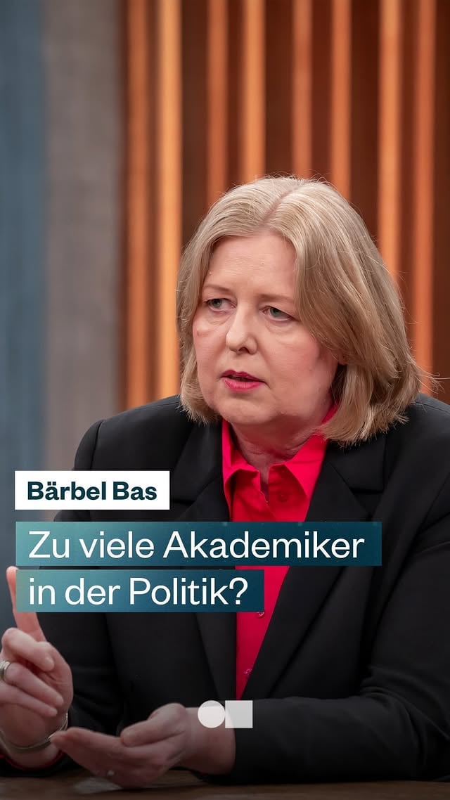 „Das wird dann so reduziert auf einen Schulabschluss, der übrigens nichts Schlechtes ist“ – Arbeits- und Sozialministerin Bärbel Bas verteidigt ihren Hauptschulabschluss und fordert mehr Anerkennung für unterschiedliche Bildungswege. „Es gibt heute immer noch viele, die einen Hauptschulabschluss machen und auch eine gute Karriere hinlegen können.“ Braucht es weniger Akademiker in der Politik? Die SPD-Vorsitzende wünscht sich mehr Abgeordnete mit unterschiedlichen Bildungs- und Berufserfahrungen im Bundestag. Foto: NDR/Thomas Ernst #carenmiosga by @carenmiosgatalk