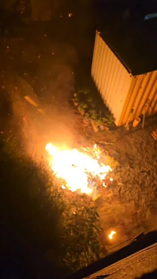 Descarte ecológico de baterias 18650 , como a bateria vai explodir se explodimos ela primeiro 😎😎🔥😁
