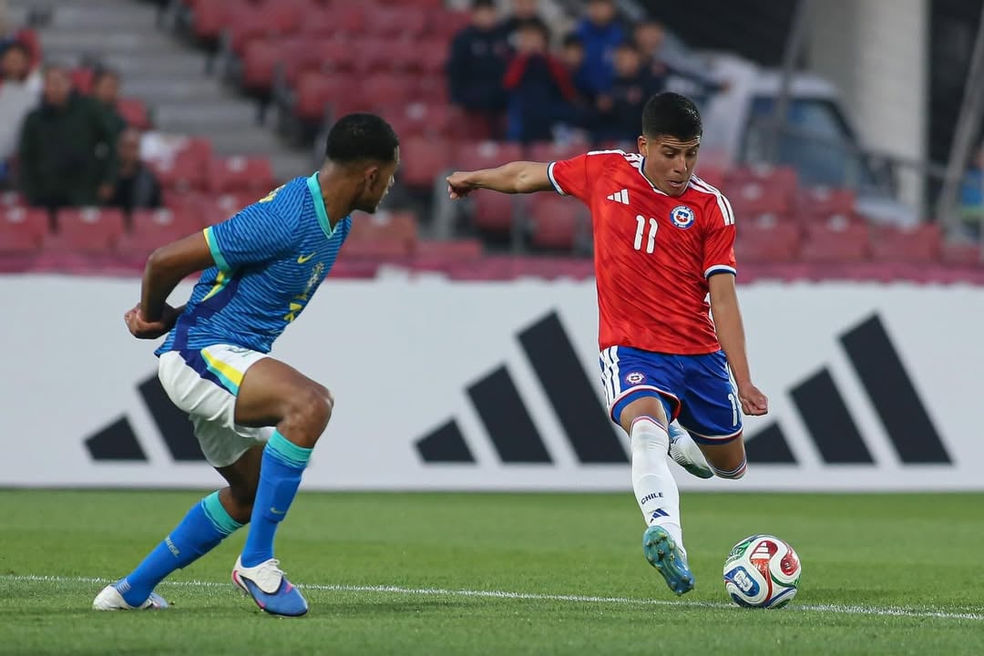 Buena e intensa primera parte de #LaRoja 🇨🇱Sub-20 ante Brasil 🇧🇷 en Ñuñoa ⏱️⏸️ De momento igualamos sin goles. Transmisión en @chilevision 📺📷 J. Díaz - FFCh. #VamosLaRojaSub20