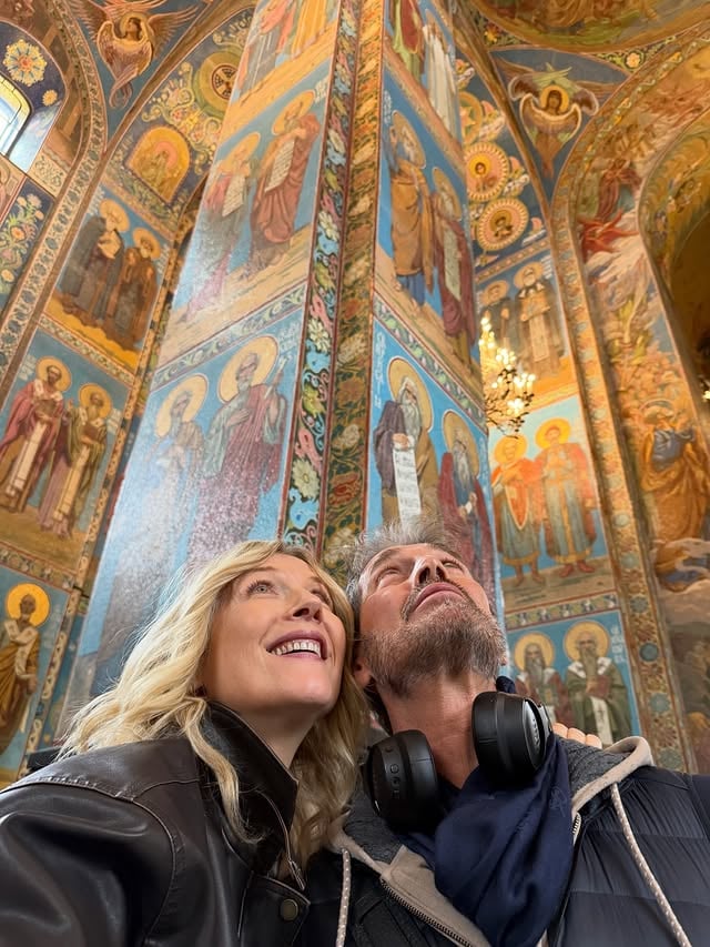 Ammirando San Pietroburgo ho riflettuto molto. 
L’Italia — la mia seconda casa, forse anche la prima — con la Russia condivide un legame artistico profondo, reciproco, antico.
Basta tornare all’epoca di Pietro il Grande: 
San Pietroburgo porta la firma di architetti italiani come Rastrelli, Trezzini, Rossi, Quarenghi. 
E lo stesso vale per Peterhof, dove l’impronta italiana — da Michetti a Rastrelli — ha trasformato un sogno imperiale in un capolavoro barocco unico al mondo.
L’Ermitage custodisce Leonardo, Raffaello, Canova, Caravaggio. 
E i grandi scrittori russi — Dostoevskij, Gogol’, Tolstoj, Turgenev — hanno vissuto e scritto in Italia, trovandovi luce, ispirazione, respiro.

È una storia d’amore culturale lunga tre secoli.

Ecco perché, nonostante tutto, resto fiduciosa. 
Credo che Italia e Russia non si allontaneranno mai. Perché i legami tra questi due Paesi non sono solo economici o politici: sono legami di arte, cultura, storia e soprattutto di persone.
Tre secoli di amicizia e cultura condivisa non si spezzano.💞

P.S. Nel post ho condiviso alcune immagini della Chiesa del Salvatore sul Sangue Versato, della Cattedrale di Sant’Isacco e di Peterhof: luoghi pieni di storia e fascino, da visitare almeno una volta nella vita. 🙌🏻

Русский перевод-в комментариях ниже 😊