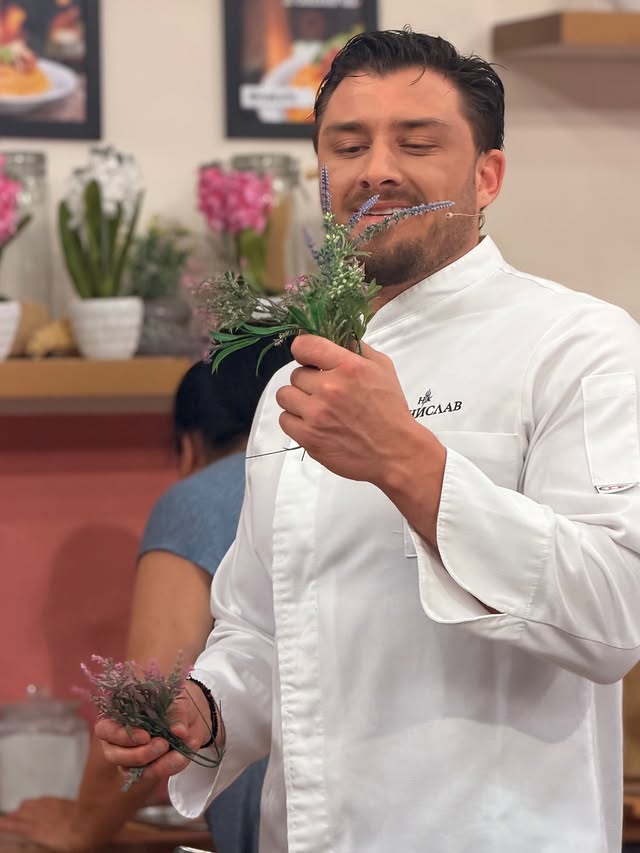 Шеф Станислав отново донесе вкусно настроение в студиото и ни показа как да приготвим две апетитни предложения:🥥 Пиле с кокосово мляко, къри и зеленчуци🥑 Таратор с авокадо и лаймСвежо, ароматно и с вкус като в любим ресторант. Рецепти, които със сигурност си заслужава да опитате у дома! ✨🍴...#nakafe #novatv by @nakafe_official