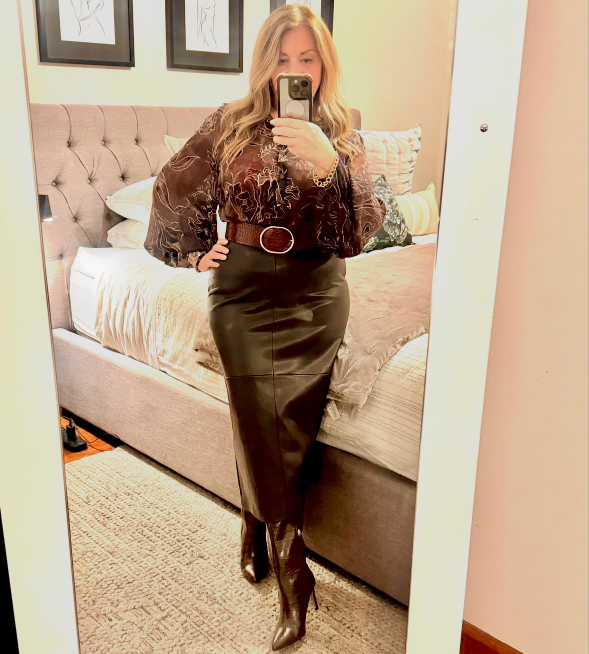 Winter is upon us, the boots are out, the posts scarce, time goes by….#kneehighboots #boots #leatherskirt