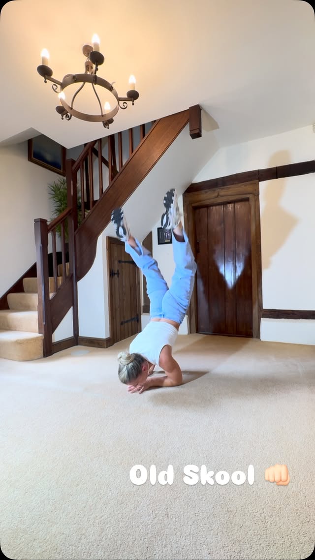 Quick upside down before the shops 🙃 Love love love this song🙌🏻🎶♥️ #oldskool #buchyflow #denim #chakakhan by @emma_buchy