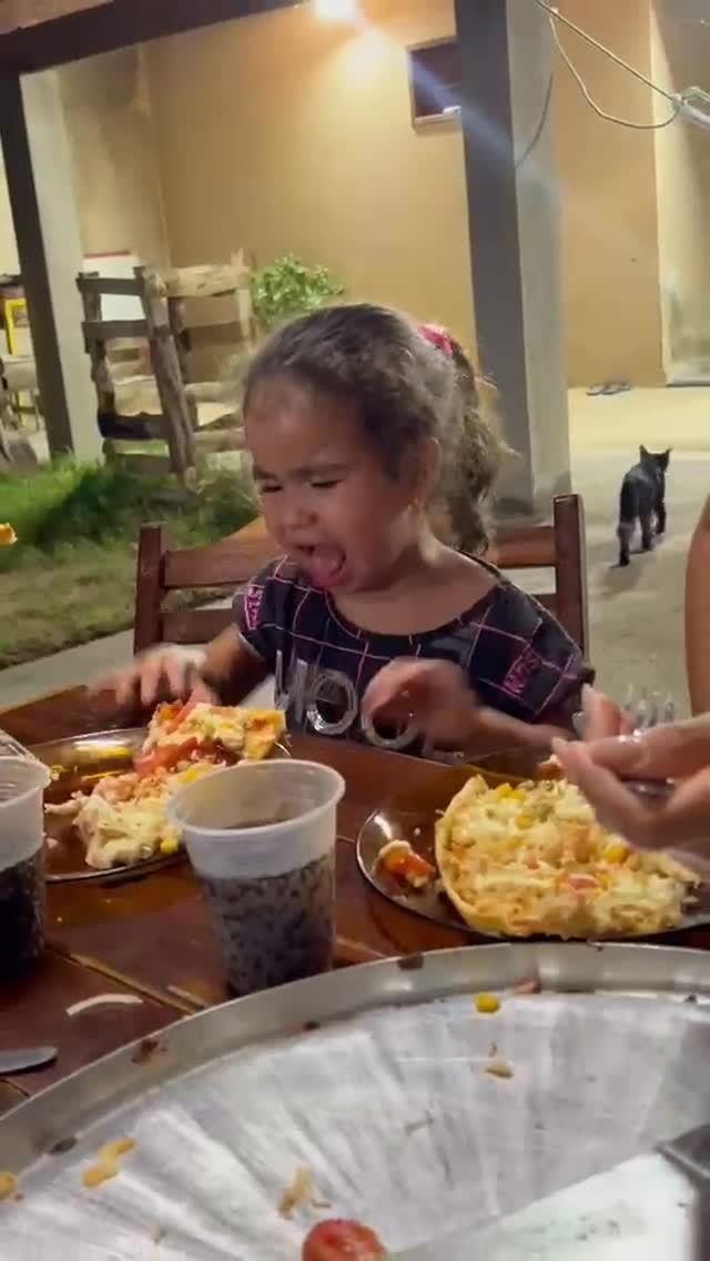 A pedidos de vocês do story pro feed o vídeo que mais tem camadas 😂😂😂 

.
#irmaes #irmaesunidas #pizza #maternidade #rindolitros