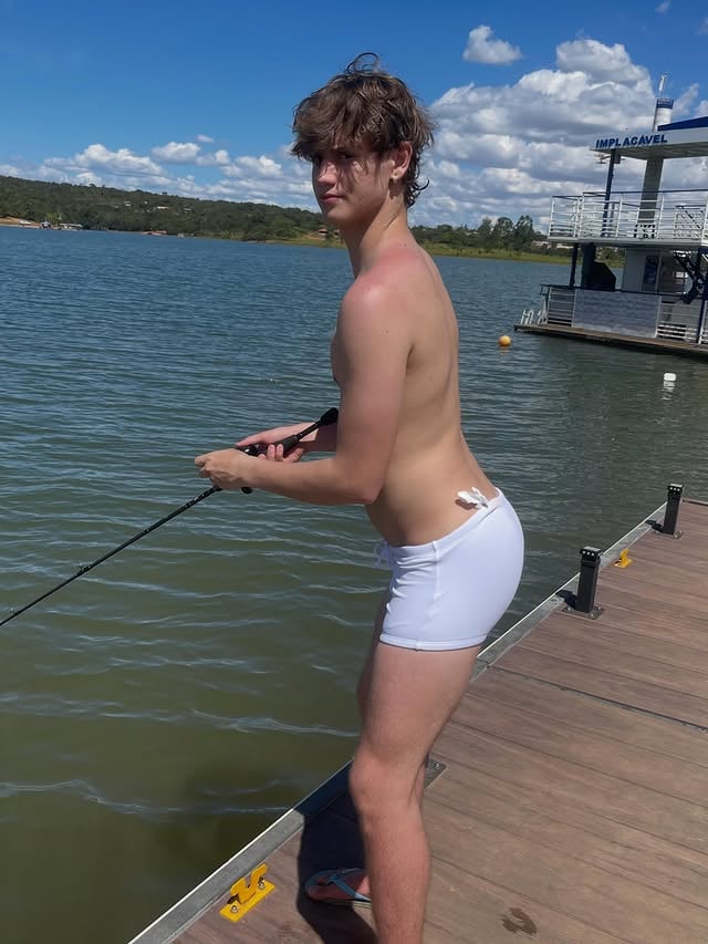 Hoje o parabéns vai pra esse cara especial. Pescador, cantor, jogador, amigo, filho, companheiro, irmão… Jão, to passando aqui pra te desejar as melhores coisas que existem, felicidades, anos de vida, saúde, paz, sucesso, etc. Que Deus continue te abençoando muito. OBRIGADO POR SER MEU IRMÃO, agradeço todos os dias a Deus pela oportunidade de conviver e aprender com vc. Continue sendo essa pessoa maravilhosa que é, o melhor coração é o seu. TE AMO INFINITO MEU MANINHO❤️ aproveita seus 19 anos🫶🏼🤣 by @pedrohenriqueejoaovictor