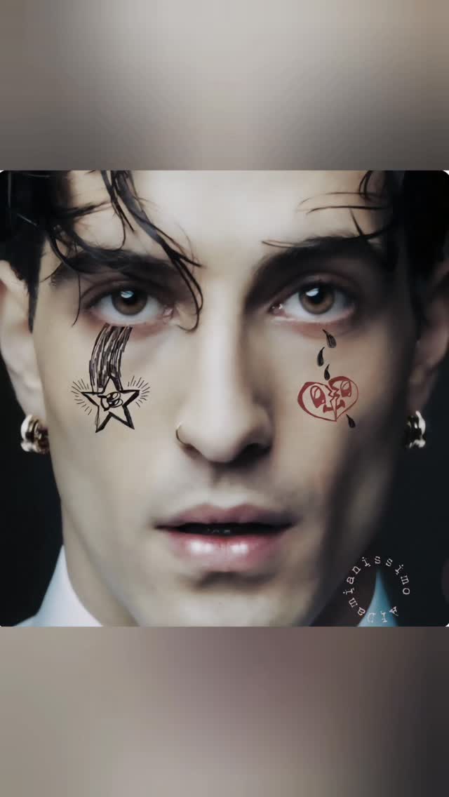 Siguiendo la tendencia de dar vida a las fotos, les traigo #damilovers a nuestro Dami en la portada de #funnylittlefears interpretando una de mis favs Mars✨️ #damianodavid #damianissimoai #aiartworkQué opinan les gustaría que animara otras fotos? by @damianodavid.mx