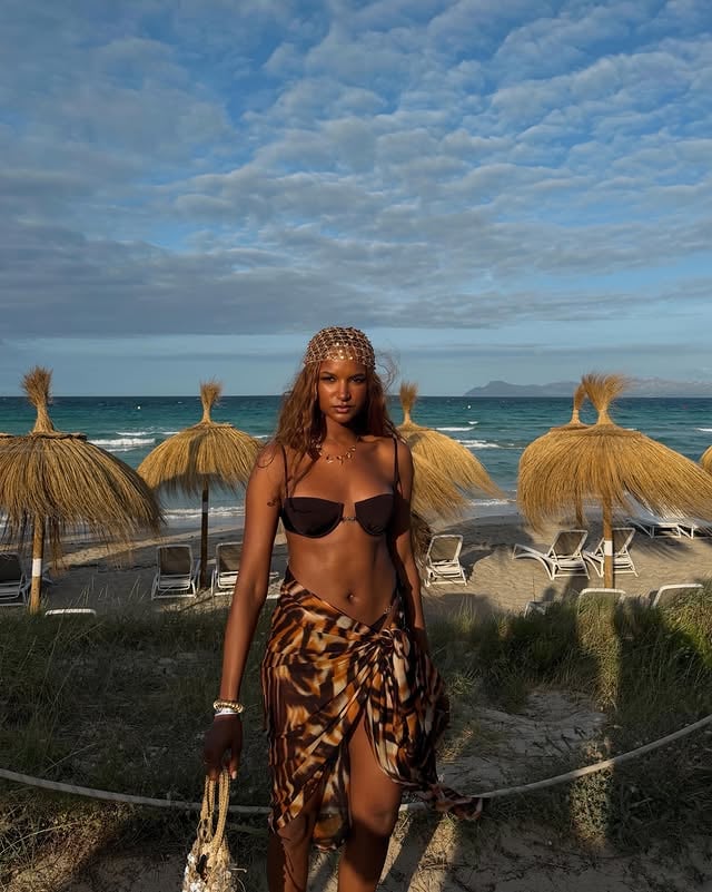 really looooong recap ☀️living life in a bikini in Menorca.muito sol, muita dança, um hotel incrível, boa companhia e um telemóvel esquecido em Lisboa.não mudava grande coisa. 🤍 by @pequena_soraia