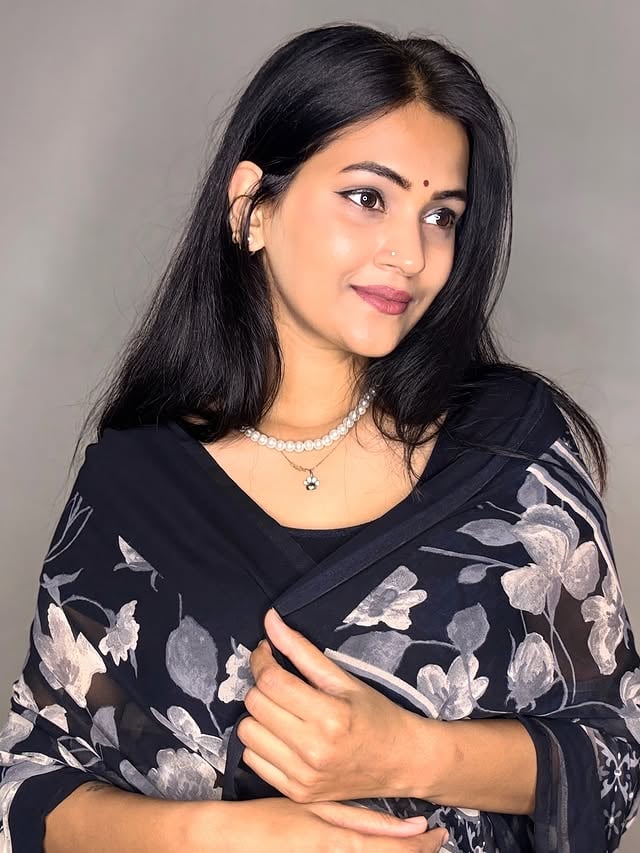 “Less perfection, more authenticity. 🖤✨”

Black saree • Floral elegance • Graceful vibes • Indian ethnic wear • Soft glam • Minimal beauty • Timeless style • Classic black • Saree love • Desi aesthetics • Elegant look • Simple sophistication • Traditional charm • Monochrome magic • Effortless beauty

#IndianFashion #SareeNotSorry #DesiGirl #ElegantStyle #TraditionalLook FloralSaree IndianOutfit FashionInspo MinimalStyle