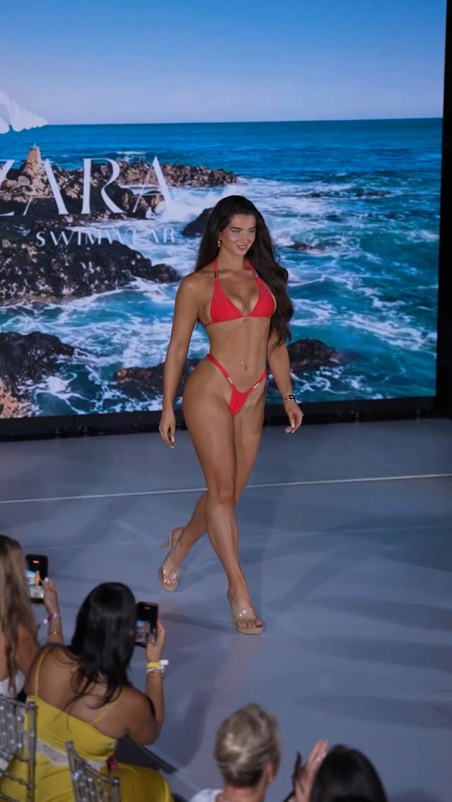 Walking for GigiZara Swimwear 🍓

@gigizaraswimwear @momentotempus @m16jewelry #miamiswimweek #msw