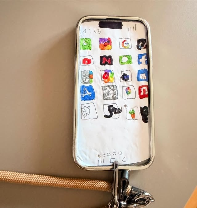 Ogni mattina una giovane mamma si sveglia e sa che dovrà correre più della tecnologia! 👩🏻
E puntualmente riceve questa domanda:
“Mamma mi compri il cellulare??”
“No! Sei ancora piccola..”
“Perché le altre lo hanno?”
“Perché ognuno fa le proprie scelte.. e per me sei ancora piccola”
La giovane mammifera stanca di sentire la mamma..rispose:
“Ok, allora me lo costruisco da sola!!!”

#Martina👧🏻🤣
#9anni