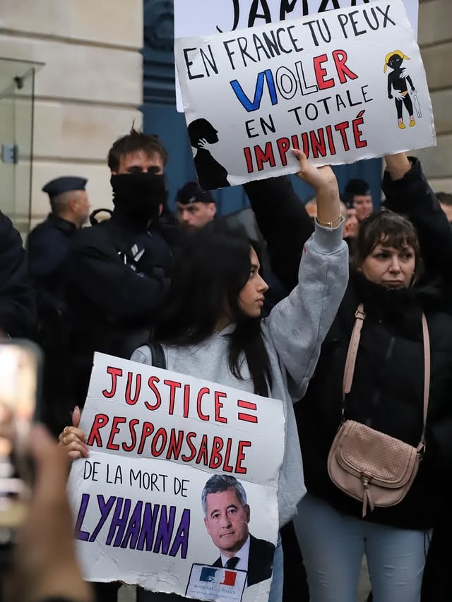 J’ai beaucoup pensé à la Miel de 13 ans.
Celle qui, quelques mois après son viol, s’est retrouvée seule face à trois policiers et une caméra, déjà épuisée par ce qu’elle venait de vivre.

J’ai aussi pensé à la Miel de 16 ans.
Celle qui a reçu ce fameux « classement sans suite » et qui, ce jour-là, a perdu ce qu’il lui restait d’espoir en la justice.

Mais surtout, j’ai pensé à toutes celles et ceux qui, comme moi, n’ont jamais obtenu justice.

À celles et ceux qui sont partis beaucoup trop tôt.
À celles et ceux que des procédures interminables ont fini par briser.
À celles et ceux qui n’ont jamais trouvé la force de dénoncer ce qu’ils subissaient.

Je pense à vous.

C’est inacceptable que tant de prédateurs soient encore en liberté.

C’est inacceptable que la justice ne protège pas celles et ceux qu’elle devrait défendre.

C’est inacceptable qu’il faille, une fois de plus, attendre un drame pour réagir.

#justicepourlyhanna #rassemblement