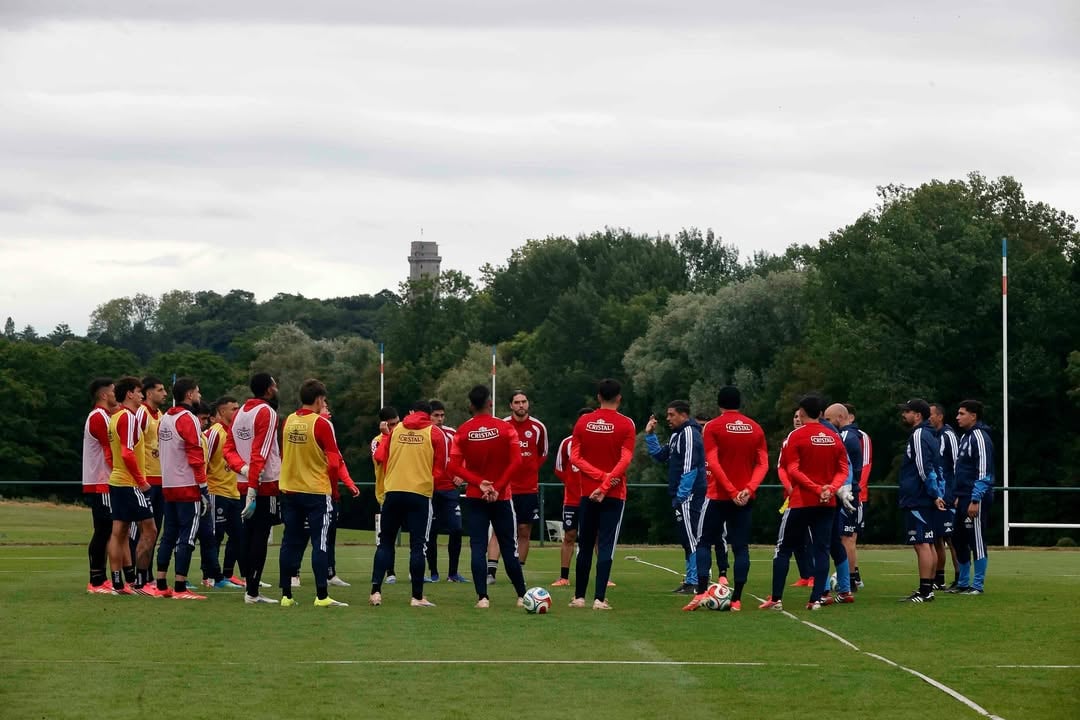 #LaRoja 🇨🇱 trabajó hoy en el National Rugby Centre de París 🇫🇷, pensando en el duelo de mañana ante RD Congo 🇨🇩 💪🔜📷 Carlos Parra – FFCh