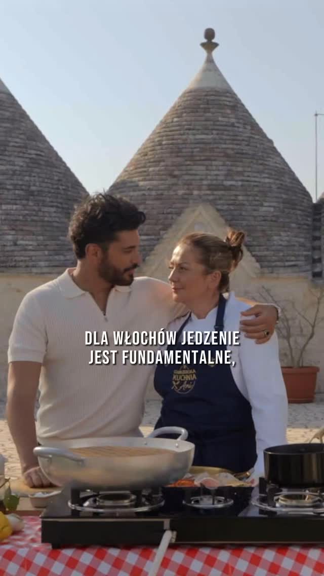 Włosi naprawdę mają swój sposób na kobiety... 🇮🇹❤️Myślałam, że spotykamy się tylko po to, żeby gotować, a tymczasem okazało się, że przy włoskim temperamencie trudno skupić się wyłącznie na przepisach. 😅 A Wy jak myślicie? To tylko włoski urok osobisty czy naprawdę mają jakiś sekret? 😂🫶 Odcinek znajdziecie w @tvp_vod 🙌#cooking #gwiazdorskakuchniaani #italy #foodlover #friends