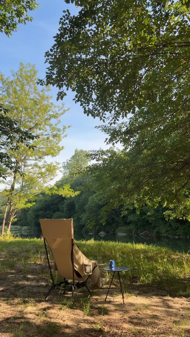 행복 뭐 별거있나 싶은 순간들🫧 그늘 아래 시원한 맥주 한 캔에푸릇푸릇 뷰 보면서 좋아하는 노래 틀어두고 이럴려고 캠핑 다니는거 아니냐며😌 by @haencamping
