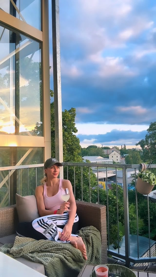 Endlich wieder Daheim ♥️
Nach einer Woche voller Termine, Reisen und unzähliger Eindrücke komme ich ganz langsam zur Ruhe…
Jetzt habe ich die Möglichkeit, wirklich zu realisieren, was in den letzten Wochen und Monaten alles passiert ist.💃🏼🎉
Ich wünsche Euch einen wunderschönen Abend und sende Euch ganz liebe Grüße. ✨