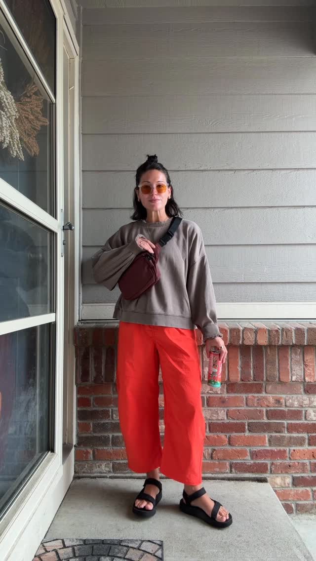 desperately trying to stimulate some energy w these pants 😂..@aerie @gap @teva @oldnavy @baggu @eyebuydirect @alaninutrition ..#ootd #styleinspo #outfitinspiration #outfitideas #casualstyle by @mmotherem