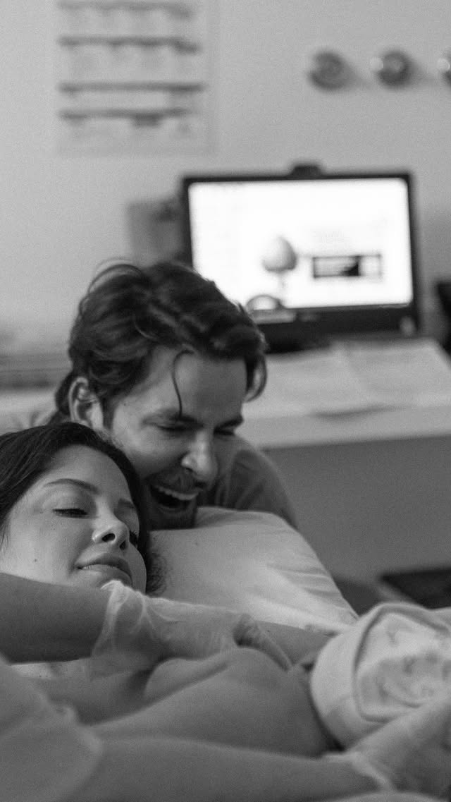 06.06.2026 💕

O dia em que conhecemos o amor mais puro e incondicional das nossas vidas! 
Bem-vinda ao mundo, Alice. Você transformou tudo com a sua chegada. Agora entendemos que nossos corações eram capazes de amar muito mais do que imaginávamos.
Mamãe e papai já te amam infinitamente! 😍

Agradecemos a nossa obstetra maravilhosa, @dracarladelascio e toda a sua equipe pelo cuidado e carinho nesse momento tão especial. A Maternidade @pro_matre , por toda a assistência e acolhimento. E a fotógrafa @estudiothamiandrade por registrar com tanta sensibilidade cada detalhe do dia mais importante das nossas vidas! 🥹🫶🏻

Um dia que ficará para sempre em nossos corações! 
Que Deus te abençoe, filha! 🙏🏻