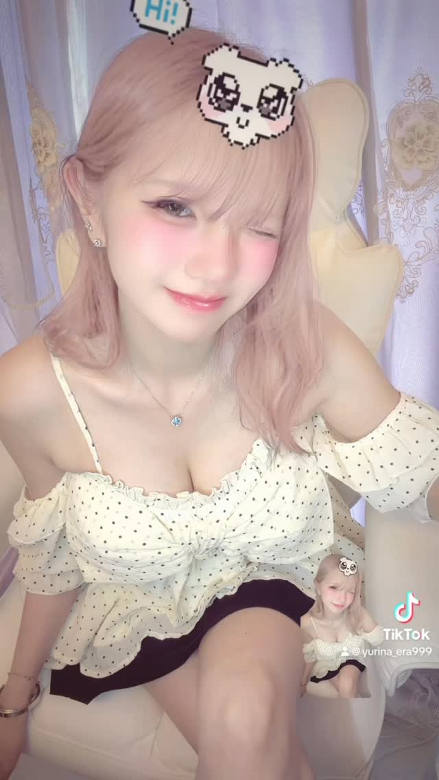 お久しぶり！！最近は毎日TikTokで配信しながら、みんなのお悩み相談に乗ったり、お話ししたりしています🗣️♡少し前までの私は、空にいる娘達と息子が恋しくて、家から出ることも減り、心を閉ざしてしまって、人と会話ができない時期もありました。今だから言うけど、隠してたよ！！笑だから今こうして、新しい夢に向かって挑戦していることも、また前を向いて楽しく走り出せていることも、自分でも不思議です😊そんな中、配信イベントで1位か2位になれば、京都ランウェイを和装で歩けることを知りました。誰かの悩みに寄り添いながら、目の前の人との繋がりの先に、自分の夢もある。社会に復帰できず悩んでいた私にとって、まずは画面越しでも誰かと話すことが、大きな一歩でした。みんなと笑ったり、何気ない時間を過ごしたり、少しずつまた、自分を好きになれた気がします。もしその先で、誰かの力になれたり、自分の夢も叶えられたら、それってすごく素敵だなと思って、その日のうちに機材も知識もないまま配信をスタート。笑時には11時間配信したり、突然招待受けて出たらコラボ相手にブスでよく配信できるねと煽られたり😂悔しくて泣く日もあるけれど、夢に向かって頑張る毎日はすごく楽しいです☺️そして何より、配信でみんなの相談に乗っているつもりが、実は私の方がたくさん励まされていました。「ゆんちゃんのおかげで元気出た」そんな言葉をもらうたびに、遠回りした経験も、苦しかった過去も、無駄じゃなかったんだなって思える。誰かを元気にしているつもりで、気付けば救われていたのは私の方でした😊いつも本当にありがとう🌸人生って本当に分からない何歳からでも挑戦できるし、何度でもやり直せ� by @yurina_era999