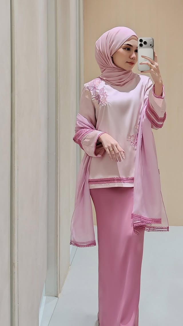 Pretty in Pink, timeless in every way 🌸A celebration of soft femininity and effortless elegance. The Edition Classique collection brings together delicate pink hues that never go out of style — from the graceful Ariana Kurung in Blush Pink, Elvina Kurung in Blush Pink, Hallie Kurung in Cherub Pink, to the charming Qisya Kurung in Pink Blush.Designed for moments that deserve a touch of sophistication, these timeless silhouettes offer comfort, grace, and beauty in every detail.✨ Classic. Feminine. Forever loved.#Jannahnoe #EditionClassique #KurungModen #PinkCollection #ModestFashion by @jannahnoe.official