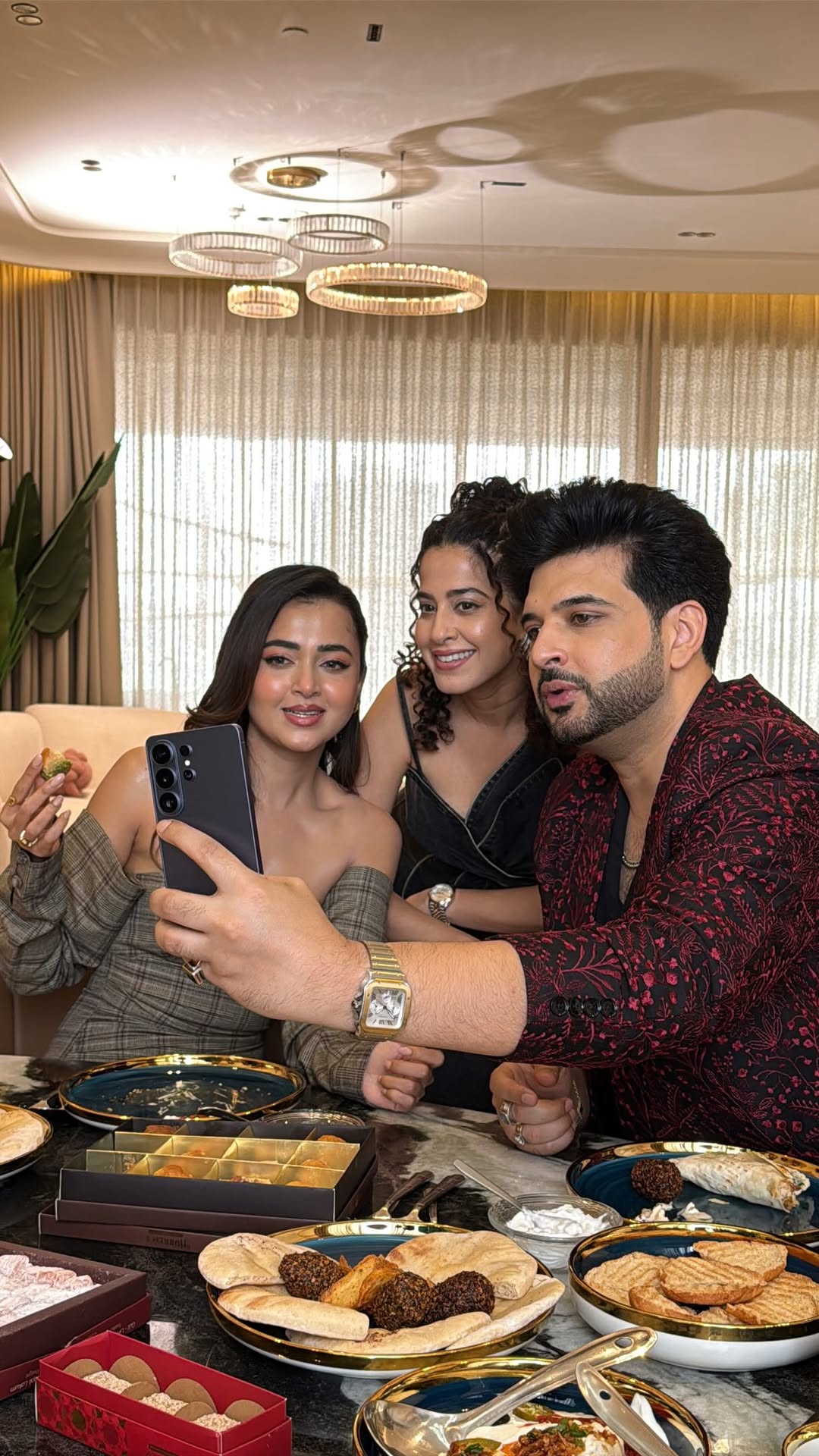 Inside Karan & Teju’s luxurious sea-facing Bandra home❤️

Karan has 8 cupboards dedicated to his shoe collection, while Teju has only 2! 😄 

Fans, should we start a campaign and convince Karan to share a little more shoe and wardrobe space with Teju?

Jokes apart, the couple are truly the sweetest. They also have a stunning dual bathtub in the bathroom.

Watch full episode on CurlyTales Youtube Channel

#SundayBrunch #HouseTour #Bandra #CelebrityHome #karan