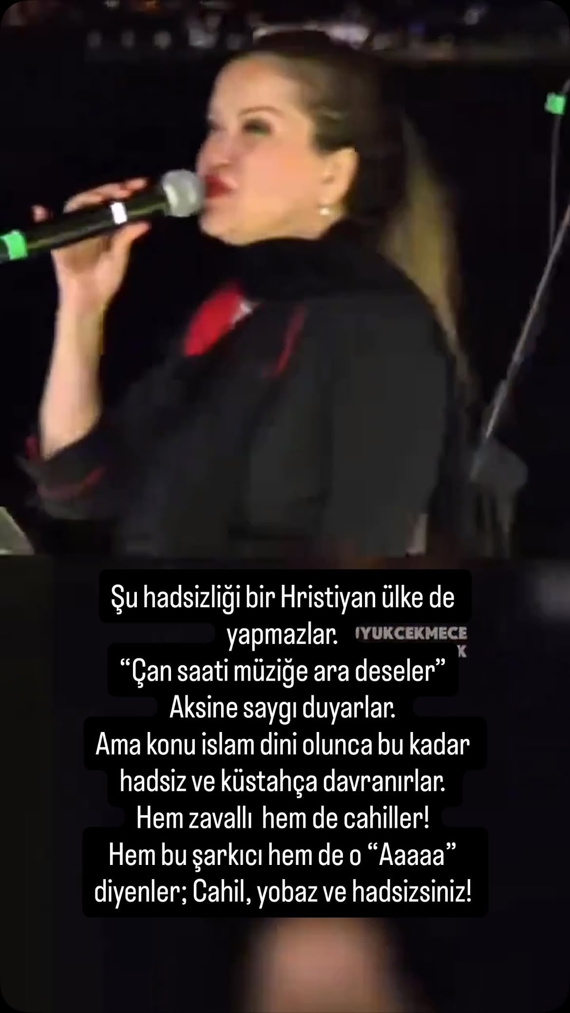 Şu hadsizliği bir Hristiyan ülke de yapmazlar. 
“Çan saati müziğe ara deseler”
Aksine saygı duyarlar. 
Ama konu islam dini olunca bu kadar hadsiz ve küstahça davranırlar. 
Hem zavallı  hem de cahiller!
Hem bu şarkıcı hem de o “Aaaaa” diyenler; Cahil, yobaz ve hadsizsiniz! 

#sevdaturkusev #sevdatürküsev