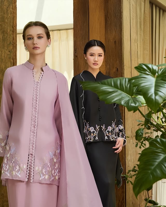 ✨ Soft in blush, timeless in black.Meet Ariana Kurung in Blush Pink and Aylaa Kurung in Black — two elegant silhouettes from our Edition Classique collection, designed to carry you through every occasion with effortless grace. 🌸🖤#Jannahnoe #EditionClassique #ArianaKurung #AylaaKurung #KurungMalaysia by @jannahnoe.official