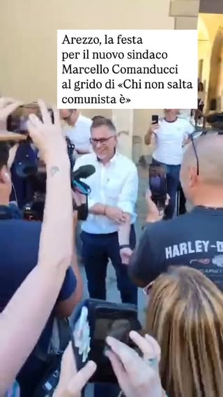 Marcello Comanducci, neo sindaco di Arezzo con una vittoria quasi a valanga (56 a 44 per cento), riceve in diretta le congratulazioni telefoniche della premier Meloni e viene festeggiato in strada al grido di «Chi non salta comunista è». 

Tre mesi fa, a fine febbraio, non era nemmeno il candidato ufficiale del centrodestra, anzi era l’oppositore di colui che la coalizione avrebbe voluto mandare a Palazzo Cavallo, sede del Comune. Già, la sua forza il vincitore l’ha costruita proprio contestando il nome che piaceva ai big di Fdi & C., ossia Beppe Angiolini, stilista e commerciante della moda di lusso, personaggio di assoluto prestigio, ma che ha suscitato una reazione di rigetto nella base del centrodestra, che lo riteneva troppo “centrista”, lui e quelli che gli stavano a fianco.
Comanducci, aveva promesso che si sarebbe candidato comunque, anche con Angiolini in campo, e alla fine, dopo il ritiro di quest’ultimo è rimasto padrone del campo, attento a marcare le distanze dalla giunta di centrodestra uscente del sindaco Alessandro Ghinelli, non troppo popolare in città per alcune incompiute.
