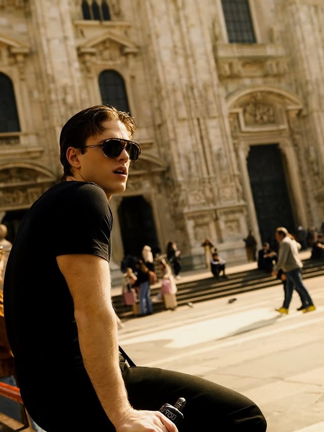 #publi Recorriendo las calles de Milán acompañado por Stronger With You.
 #armanifragrance @armanibeauty