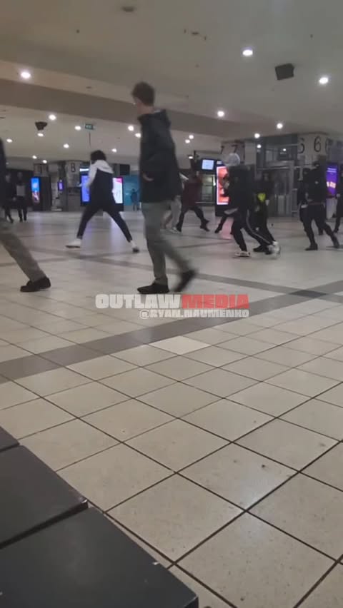 Flinders Street Machete scrap early this morning. What a beautiful sight to wake up to - thanks @jacintaallanmp

They were caught and released not long after. Whooopeee

👉 Outlaw Media • Melbourne Crime News
Fair dealing for news reporting under Australian copyright law (s42 Copyright Act 1968). Public interest footage only.

👉 Graphic footage shared to raise awareness of public gang violence permitted under Meta’s Violent & Graphic content rules.

#melbournenews #melbourne #melbournenightlife