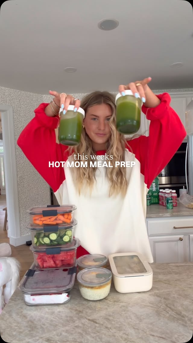 Save this weeks HMMP 🤭❤️‍🔥 drop JUNE for the recipes to be sent to you. truly a game changer for my weeks and it will be for you too. 

Fruits & veg always 🥕🍒🥒🫐
Jalapeño popper chicken salad with @sauce jalapeño aioli (be sure to grab over at @wholefoods)
🥬🍍Greens juices 
🍫🥨 Healthier take5 snack size 
 
Prepping for myself and the kids is the most helpful tool on my health journey and I need to remind myself of this when life gets busy. Staying on my A game means having a plan and sticking to it, especially when summer is in full swing! 

#kidapproved #familyfood #healthysnackideas #easymeal #mealpreplife homechefs grocery haul, meal prep