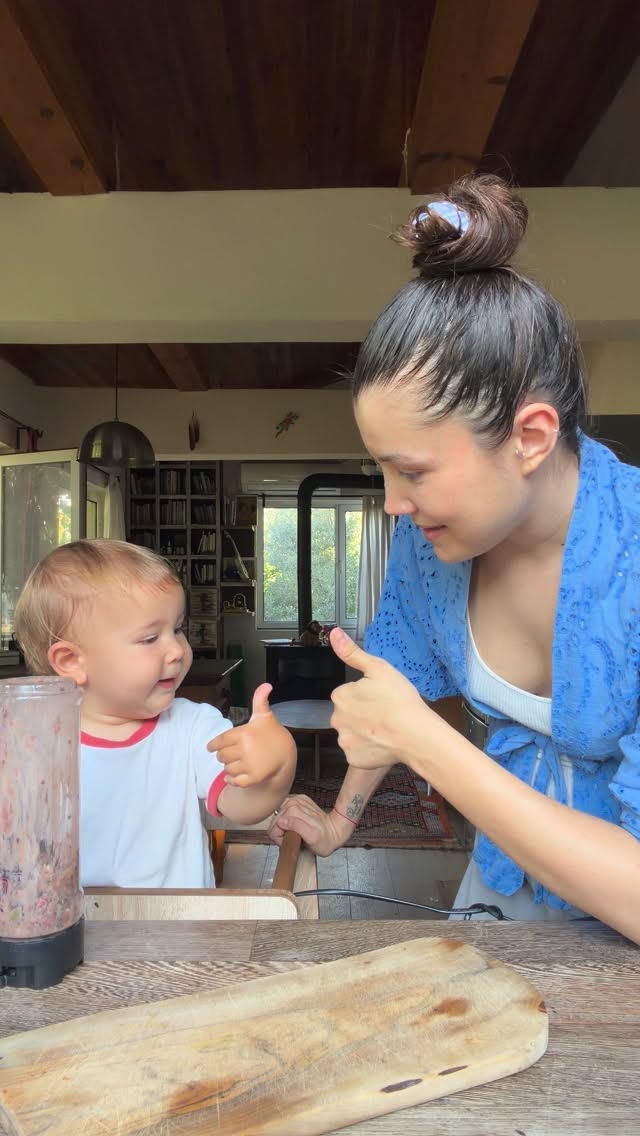 Yemek saatleri bazen dağınık, bazen kaotik ama doğru ürünler gerçekten işleri kolaylaştırabiliyor.
en sık kullandığımız birkaç kurtarıcı ürün de bu videoda yer aldı.
Bence ebeveynlikte küçük detaylar büyük fark yaratıyor 🩵 

@weebabyturkiye #WeeBabySanaYeter #işbirliği