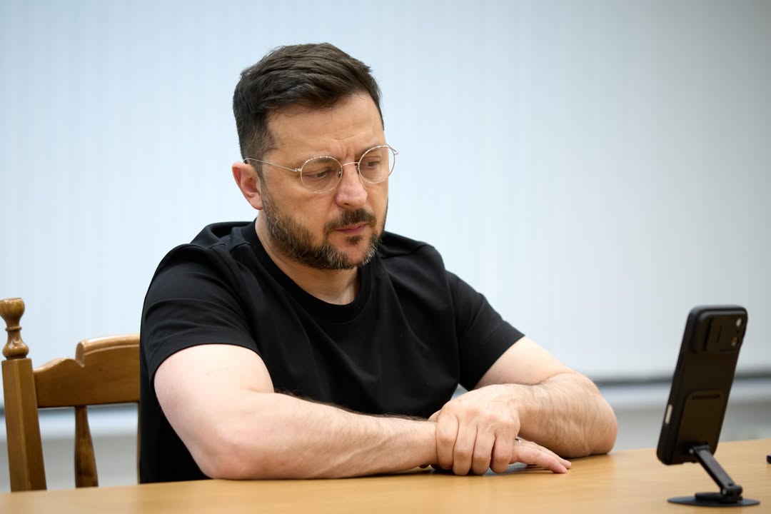 Сьогодні під час зупинки в аеропорту Кишинева говорив з представниками Президента Сполучених Штатів Стівом Віткоффом і Джаредом Кушнером. Дуже позитивна розмова. Вдячний за готовність працювати максимально активно вже цими тижнями, щоб дати поштовх дипломатії для завершення війни Росії проти України. Розуміємо, як багато поглядів світу привернені до ситуації навколо Ірану. Але наша спільна мета щодо миру в Європі на порядку денному. Обговорили перспективи в контексті саміту G7 та інших подій у червні. Поінформував про наявні у нас дані щодо того, на що налаштовані в Москві. Вдячний за слова поваги до українців та позитивну оцінку позицій України. Дякую, Америко! Дякую Молдові за гостинність.
____

Today, during a stopover at Chișinău Airport, I spoke with envoys of the President of the United States Steve Witkoff and Jared Kushner. A very positive conversation. I am grateful for their readiness to work as actively as possible in the coming weeks to reinvigorate diplomacy aimed at ending Russia’s war against Ukraine. We understand how much of the world’s attention is focused on the situation around Iran. But our shared goal of peace in Europe remains on the agenda. We discussed prospects in the context of the G7 Summit and other events in June. I outlined the data we have regarding what Moscow is intent on. I am grateful for the words of respect for Ukrainians and the positive assessment of Ukraine’s positions. Thank you, America! Thank you to Moldova for the hospitality.