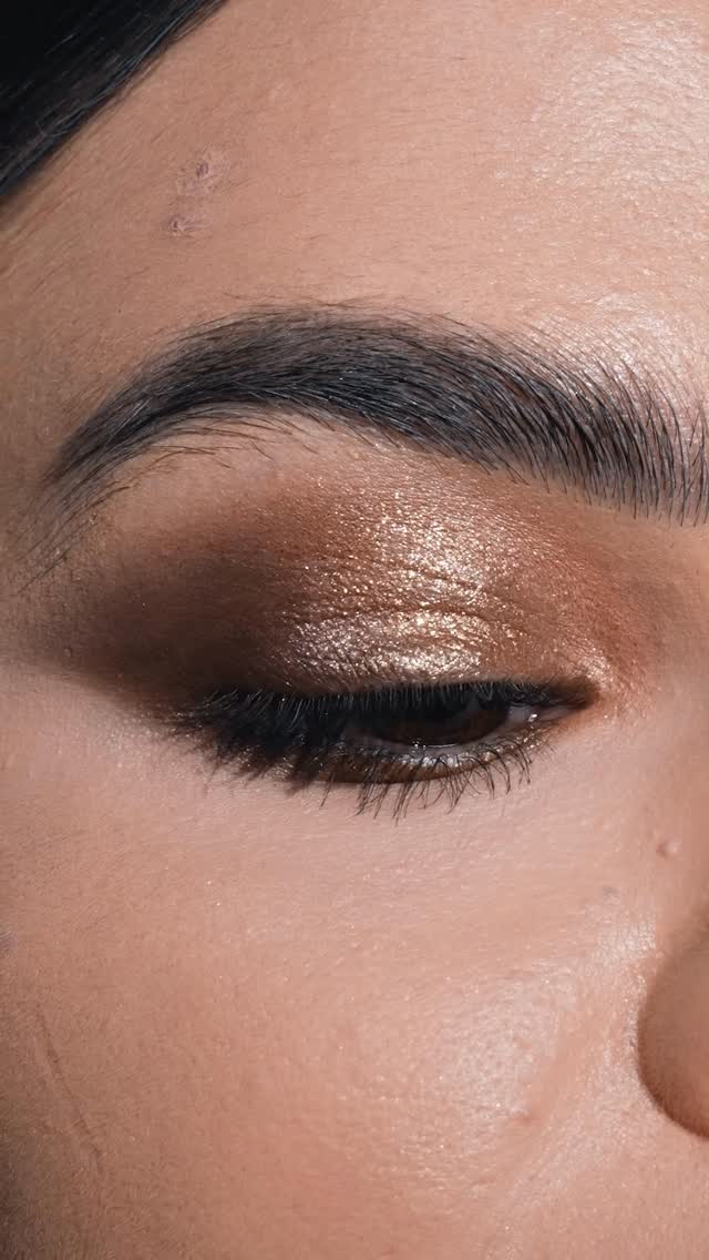 VERTICAL vs. QUAD🤩Using my SIGNATURE Midi Palette System to create TWO DIFFERENT EYE LOOKS ft. my NEW TAN EYESHADOW PALETTE ☀️Any shades found in diagonal, vertical, horizontal rows OR quads can be combined for a complete eye look🤩See below for all products used!! #natashadenona #makeupbyndproteam #explore #tanpaletteMakeup Details:Eyes:RIGHT EYE (column)TAN EYESHADOW PALETTEVilla - lid, inner third, inner corner, Daydream - outer third, framing, deepen lower and upper lash lineToasted - lid, transition, lower lash lineLEFT EYE (quad)TAN EYESHADOW PALETTEDip - outer cornerBrook - lid transitionBurnt - inner cornerSpritz - center lid, lower lash line by @natashadenona