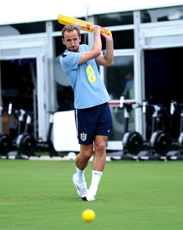 Always ready if needed, @EnglandCricket & @RoyalChallengers.Bengaluru! 👀😂