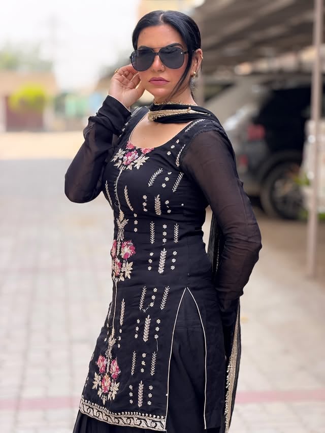 ਬੌਲੀ ਨਹੀਉ ਕਈਆਂ ਨੇ ਬੁਲਾਈ 😅😂 ਐ ਕਿਵੇਂ ਬੁਲਾਉ ਕੌਈ 🤟🏻ਰੋਅਬ ਆ ਪੁਰਾ 😍 but eh gal sachi aa menu dekhke koi jaldi jaldi bhulauda nhi k eh ta bhut gusse vali aa pta ni ki kehde muhro 🤣🤣🤣
Suit by @radhekrishna.designs ❤️
Makeup by @makoverbyinder ❤️
Click by @apooravasingh_photography 👍🏻👍🏻
#nishabano ❤️🧿