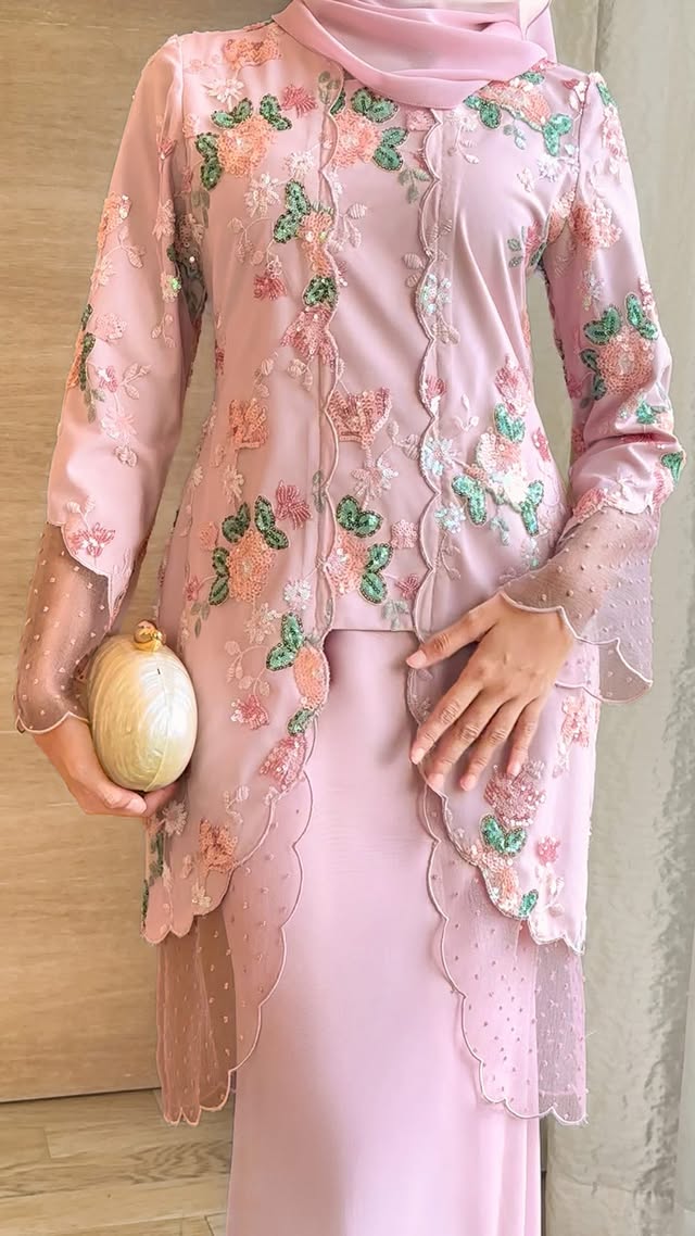 ✨ A vision of grace in every step.Mireya Kurung in Dusty Pink from the Heavenly Raya Collection embodies timeless elegance with its soft hue and refined silhouette — perfect for celebrating cherished moments in style. 🌷#Jannahnoe #HeavenlyRaya #MireyaKurung #DustyPink #KurungModen by @jannahnoe.official