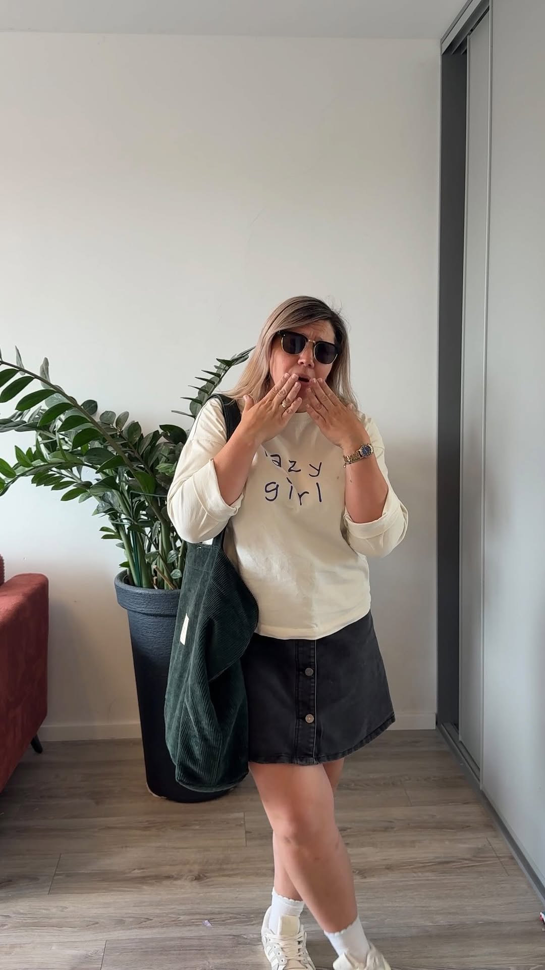 Z specjalną dedykacją dla @jestem_dzo ♥️

Ootd: tshirt @reserved spódnica @noisymay buty @adidasoriginals torba @motherearth_est.2047 okulary @hm 
Kto powiedział, że rozmiar lub wiek mają decydować o tym, co możesz nosić? 😏✨ No właśnie. Ściskam 💋 K.

#humor #dance #fun #midsizegirl
