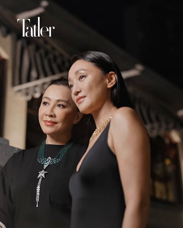 Chanel「Signes & Symboles」頂級珠寶系列以山茶花、繁星、太陽與獅子為靈感，將珍稀寶石與臻至極致的切割工藝融為一體，重現 Gabrielle Chanel 標誌性的永恆美學。Tatler 與周迅 、陳法拉 @falachenfala 及 Aokbab Chutimon @aokbab 對話，細聽三位女士佩戴全新系列的感受——她們以各自獨特的視角，與 Chanel 女士展開一場跨越時代的無聲對話，共同印證系列以符號承載情感、以珠寶述說故事的動人魅力。Chanel’s high jewellery collection “Signes & Symboles” draws inspiration from the camellia, stars, sun and lion, weaving together rare gemstones and masterful cutting techniques to reimagine the timeless aesthetic synonymous with Gabrielle Chanel. Tatler sits down with Zhou Xun, Fala Chen and Aokbab Chutimon to hear their thoughts on wearing the new collection — three women, each offering their own singular perspective, entering a wordless conversation across time with Mademoiselle Chanel herself, and affirming the collection’s captivating power to carry emotion through symbols and tell stories through jewellery.@ChanelOfficial #CHANELSignesetSymboles #CHANELHighJewelry#TatlerStyle by @tatlerhongkong