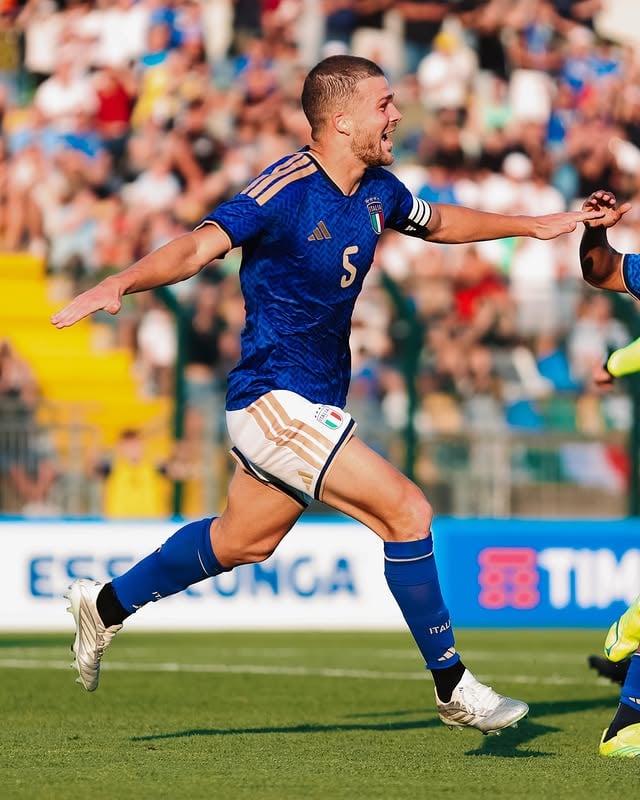 Gabriele Calvani a segno da capitano degli Azzurrini con l’Italia Under 21 nell’amichevole contro l’Albania ❤️💙📸 @azzurri @gettyimages by @genoacfc