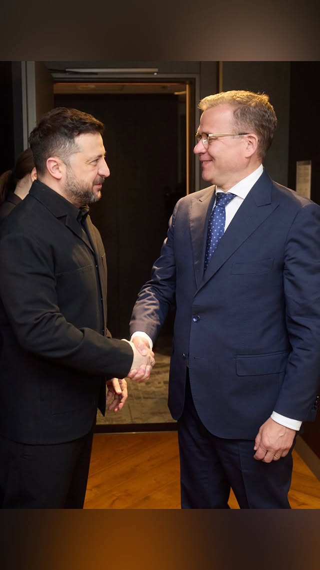 Сьогодні у Таллінні. Перед початком саміту Україна – країни Північної Європи та Балтії зустрівся з Прем’єр-міністром Фінляндії Петтері Орпо.

Обговорили роботу в Європі над розвитком антибалістичного захисту, а також підготовку угоди у форматі Drone Deal. Команди працюють, і головне, щоб захисту в Європі ставало більше. Окрема увага – нашим потребам в зміцненні ППО, безпековим викликам в регіоні та дипломатичній роботі для досягнення достойного миру. Я поінформував Прем’єр-міністра про наші контакти з європейцями та американцями.

Вдячний уряду, народу та всій Фінляндії за підтримку України. Насамперед за всі військові пакети, за внески в програму PURL. Важливо, що Фінляндія готова продовжувати допомагати.

——

In Tallinn today. Ahead of the Ukraine – Nordic-Baltic Summit, I met with the Prime Minister of Finland, @petteriorpo.

We discussed the work in Europe to develop anti-ballistic defense capabilities, as well as the preparation of an agreement in the Drone Deal format. The teams are working, and the main thing is that there be more protection in Europe. Special attention was given to our needs in strengthening air defense, security challenges in the region, and diplomatic work to achieve a dignified peace. I informed the Prime Minister about our contacts with Europeans and Americans.

I am grateful to the Government, the people, and all of Finland for supporting Ukraine – above all, for all the military packages and contributions to the PURL initiative. Importantly, Finland is ready to continue helping.