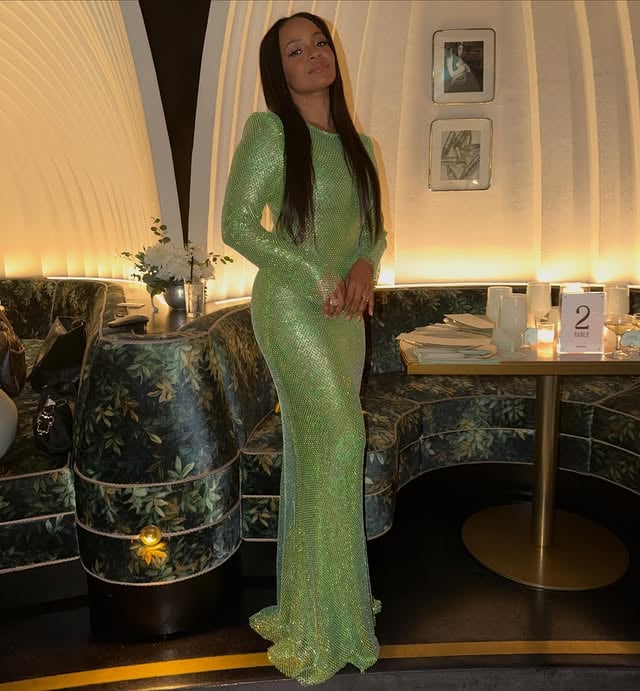 The Diamond Lounge @garnierusa 

Sleek Hair ✔️
Sparkles ✔️ 
Cher Vibes ✔️

💚