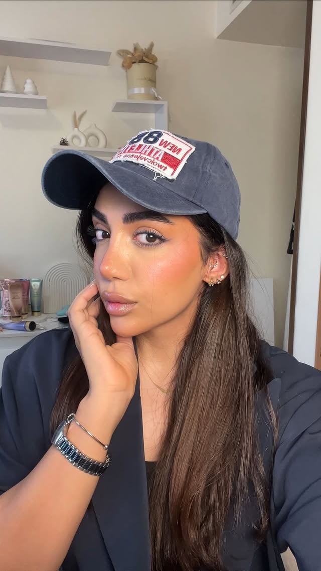 GRWM✨
پاشید بریم دیت🤭
اینم ریلزش🌝

#grwm #میکاپ #بیوتی_بلاگر #روتین