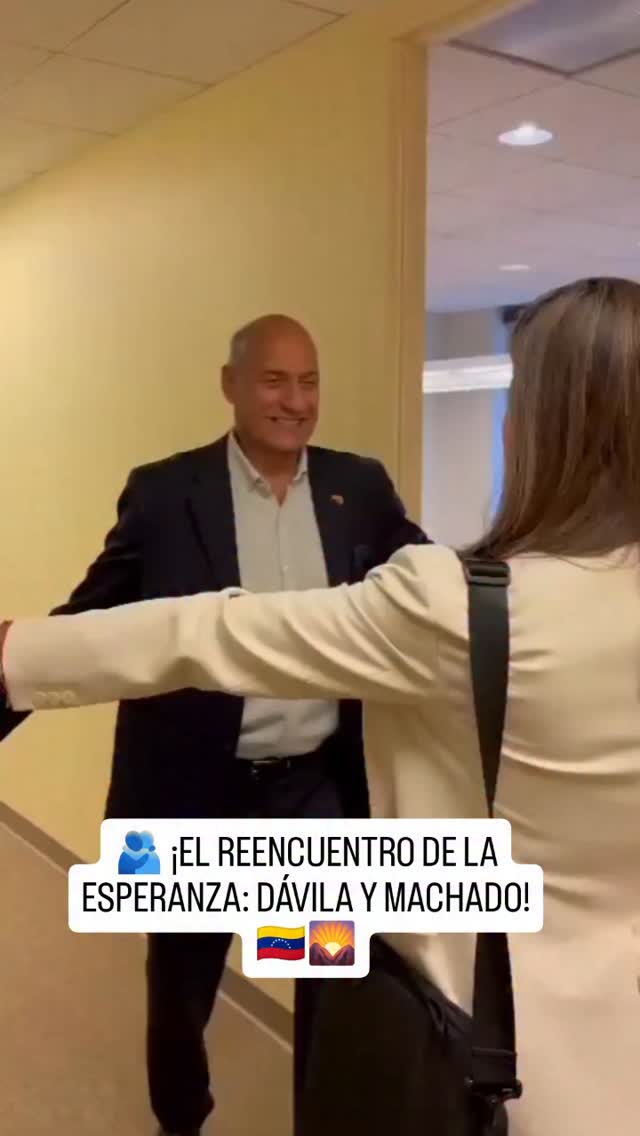 ​🚀 ¡DATO MATA RELATO! Más que un abrazo, es un símbolo de lucha que trasciende fronteras. Tras dos años marcados por la prisión, la persecución y la clandestinidad, @williamsdavilab y María Corina Machado se han reencontrado en los Estados Unidos. Un abrazo que representa no solo el cariño personal, sino la voluntad de un país que se mantiene firme. 🛑⚠️​🕵️‍♂️ EL DATAZO:​El sacrificio que une: Dávila, quien ha vivido en carne propia la represión, lleva en ese abrazo el sentimiento de millones de venezolanos que esperan el día en que el reencuentro sea en nuestra tierra, en libertad.​Coherencia en la ruta: Este encuentro refuerza la tesis de la unidad bajo un liderazgo claro. A pesar de los intentos por desarticular la estructura política opositora, la conexión entre sus figuras clave permanece sólida.​El mensaje del "Muy pronto": La promesa de Dávila de que "nos abrazaremos todos en libertad" es la hoja de ruta de la actual dirigencia: persistencia hasta lograr el objetivo democrático.​#TeGustaEsteDato porque la historia se construye con quienes no se rinden. La persecución ha intentado dividir y vencer, pero este abrazo envía una señal inequívoca de que la ruta sigue siendo la misma y el compromiso es innegociable. 👊⚡​👇 ¿Qué significa para ti ver a estos líderes reencontrándose fuera de nuestras fronteras mientras mantienen el objetivo puesto en el país? ¡Tu opinión es parte de este análisis, te leo! 💬🗣️​#TeGustaEsteDato #WilliamDávila #MariaCorinaMachado #Venezuela Libertad Unidad Resistencia by @tegustaestedato